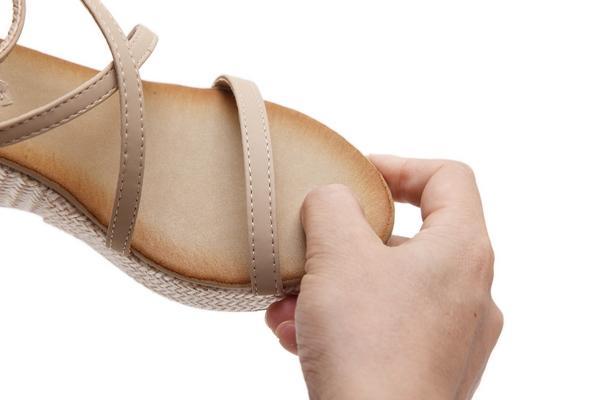 Elegante sandalen met zacht voetbed en gekruiste bandjes